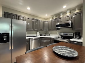 Frigorífico, microondas, horno y placa de cocina