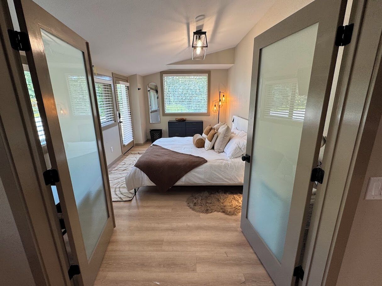 2 bedrooms, desk, WiFi, bed sheets