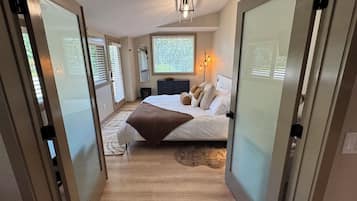 2 bedrooms, desk, WiFi, bed sheets