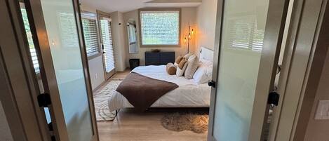 2 bedrooms, desk, WiFi, bed sheets