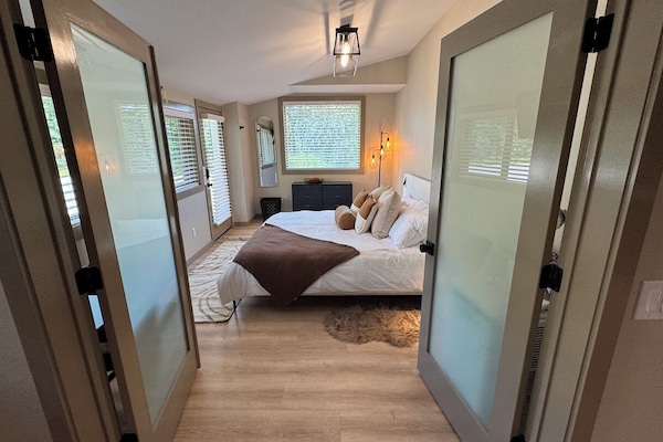 2 bedrooms, desk, WiFi, bed sheets