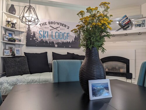 Cozy First-Floor Condo • 2 Fireplaces • Sleeps 6 • Near Schweitzer Mtn