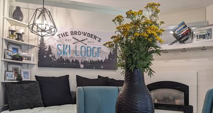 Cozy First-Floor Condo • 2 Fireplaces • Sleeps 6 • Near Schweitzer Mtn