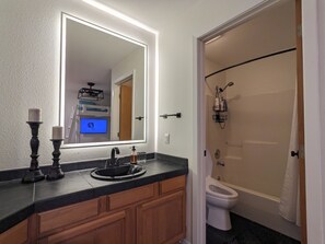 SĂšche-cheveux, bidet, serviettes fournies, savon