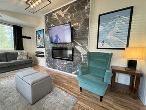 TV connectée, cheminée, écrans d'ordinateur