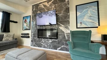 Smart TV, fireplace, computer monitors