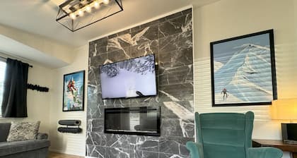 Cozy First-Floor Condo • 2 Fireplaces • Sleeps 6 • Near Schweitzer Mtn