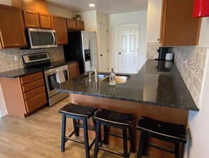 Fridge, microwave, oven, stovetop - Clean, Close to WSU and Great for Groups (Pullman)