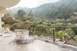 Outdoor dining - Welcome 3 Bedroom French Villa With all Facilities (Kasauli)