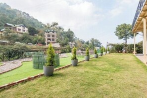 Property grounds - Welcome 3 Bedroom French Villa With all Facilities (Kasauli)