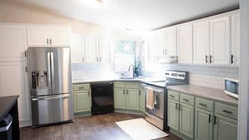 KylskÄp, mikrovÄgsugn, ugn och spishÀll