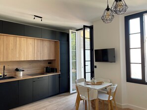 Kühlschrank, Mikrowelle, Ofen, Herdplatte