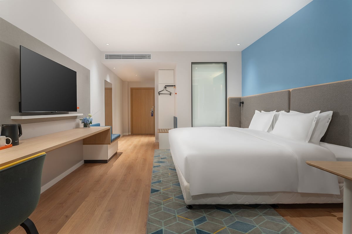 1 bedroom, premium bedding, down comforters, laptop workspace