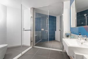 Habitación estándar, 1 cama de matrimonio grande (Extra Floor Space) | Baño | Ducha y cabezal de ducha tipo lluvia
