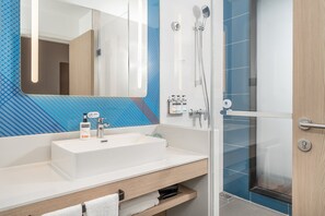 Shower, rainfall showerhead, free toiletries, hair dryer