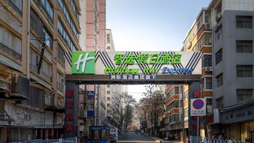 Entrada de un hotel con un cartel que indica que pertenece a la cadena Holiday Inn Express.