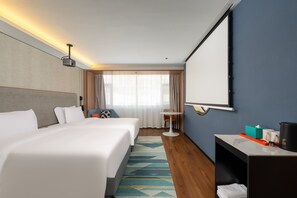 Habitación, 2 camas individuales, tina para personas con discapacidad | Baño | Regadera, regadera con hidromasaje, amenidades de baño gratuitas