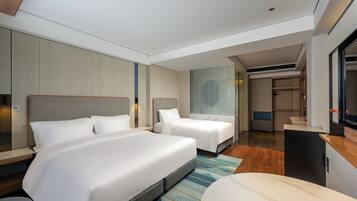 Habitación estándar, varias camas | Ropa de cama de alta calidad y escritorio