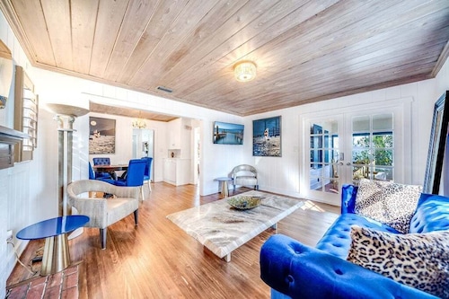 2 BD Historic Delray Beach Cottage walk to the Ave