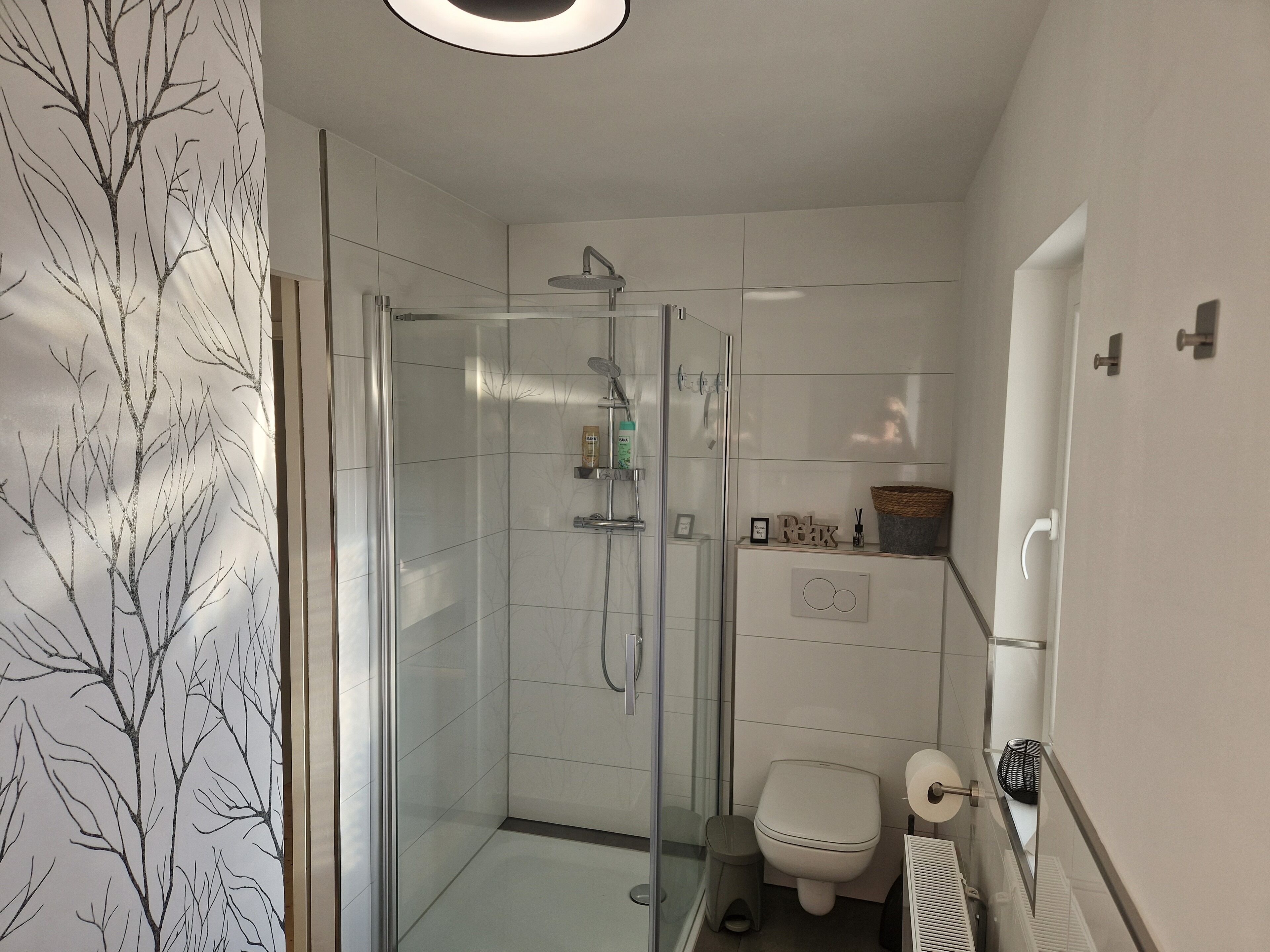 Douche, sèche-cheveux, serviettes fournies, savon