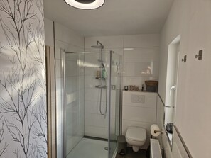 Shower, hair dryer, towels, soap - Ruhrpottglück: cozy ambience with fireplace (Mülheim an der Ruhr)