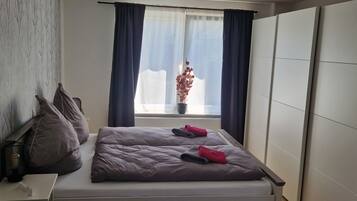 2 Schlafzimmer, Schreibtisch, Reisekinderbett, kostenloses WLAN