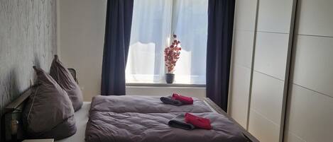 2 bedrooms, desk, travel cot, free WiFi