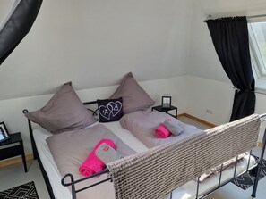 2 Schlafzimmer, Schreibtisch, Reisekinderbett, kostenloses WLAN