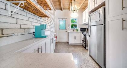 2 Bed Cottage walk to Pineapple Grove, Atlantic Ave & the Beach