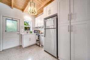 Fridge, microwave, oven, stovetop - 2 Bed Cottage walk to Pineapple Grove, Atlantic Ave & the Beach (Delray Beach)