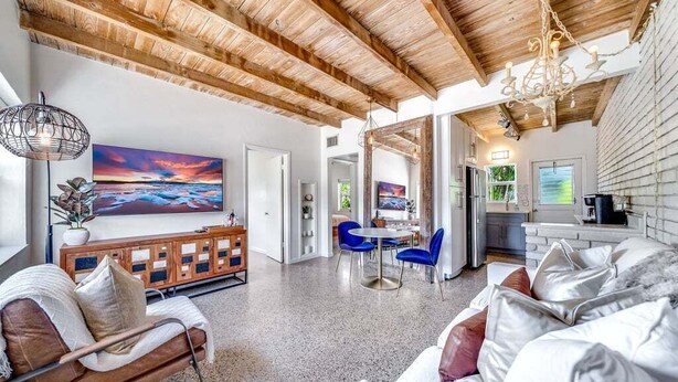 A spacious living area with a high ceiling, a dining area, and a kitchen. - 2 BD Delray Beach Cottage walk to Atlantic Ave & the beach (Delray Beach)