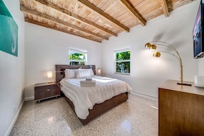 سرير سفر وواي فاي مجانًا وملاءات أسرّة