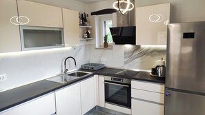 Kühlschrank, Mikrowelle, Ofen, Geschirrspüler