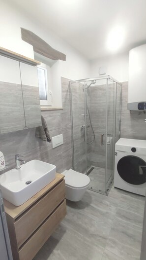 Shower, hair dryer, towels, soap - Cozy house on the peacefull village near Brseč (Brsec)