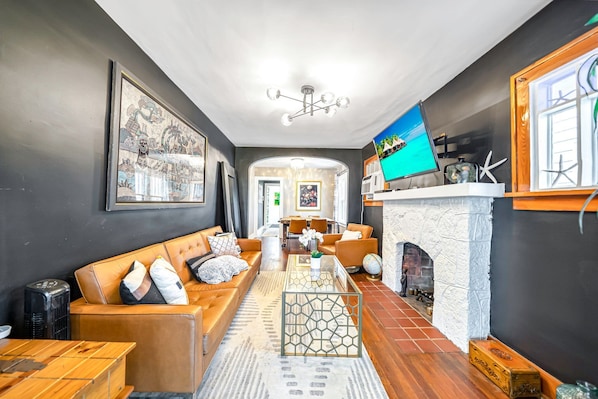 Smart TV, books, stereo