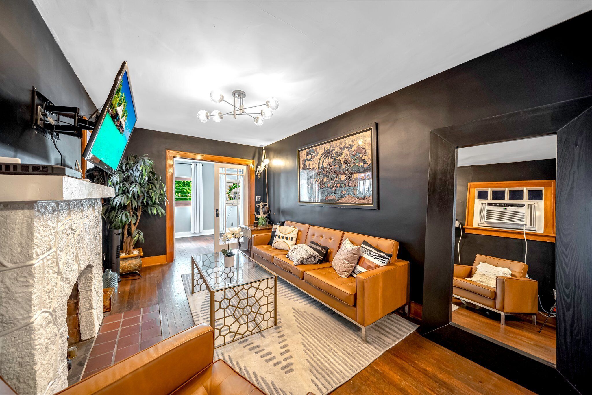 Smart-TV, bøker og stereoanlegg