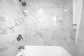 Haartrockner, Handtücher, Seife, Shampoo
