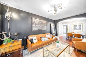 Smart-TV, Bücher, Stereoanlage