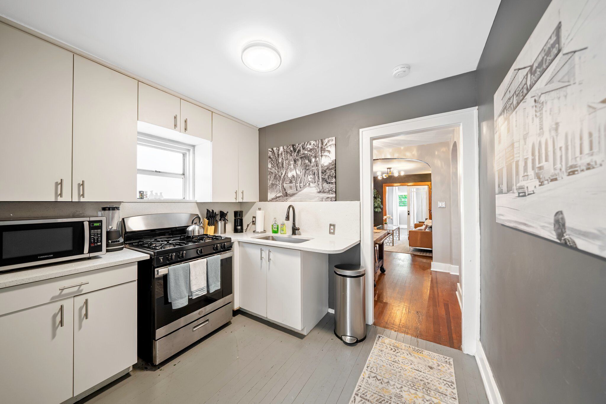 冷蔵庫、電子レンジ、オーブン、コンロ