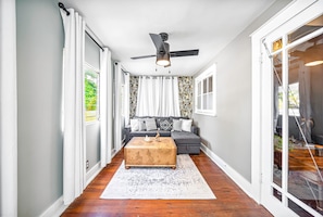 Smart-TV, Bücher, Stereoanlage