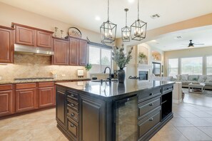 Fridge, microwave, oven, stovetop - Pool, Hot Tub & Putting Green: Estrella Mtn 4BR (Goodyear)