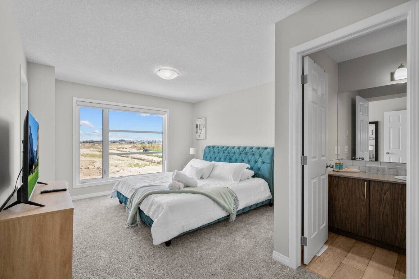 3 bedrooms, desk, iron/ironing board, WiFi (free)