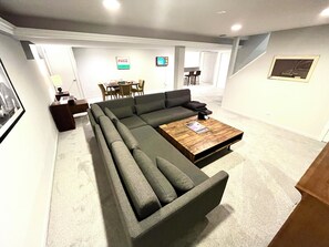Smart TV, videojuegos, libros y biblioteca musical 