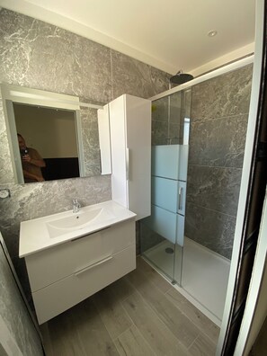 Shower, hair dryer, towels, soap - Villa Climatisée Proche Centre (Uzès)