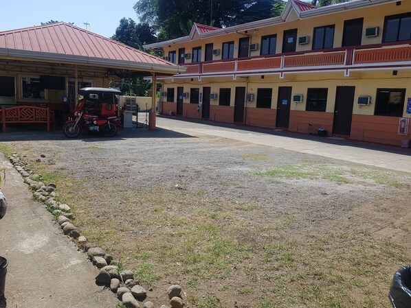 Exterior - Enriquez Lodge (Limay)