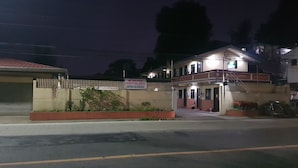 Un edificio con un letrero que indica que está recibiendo huéspedes las 24 horas.