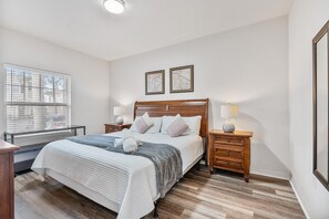 3 slaapkamers, een bureau, een strijkplank/strijkijzer, reisbedje