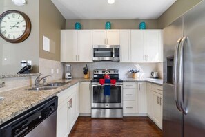 Fridge, microwave, oven, stovetop - Outstanding 4 bdr near Disney! (Osceola County)