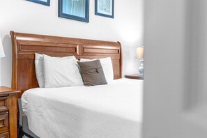 3 chambres, bureau, fer et planche à repasser, lit de bébé portatif