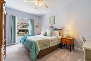 3 makuuhuonetta, työpöytä, silitysrauta/-lauta, vauvan matkasänky